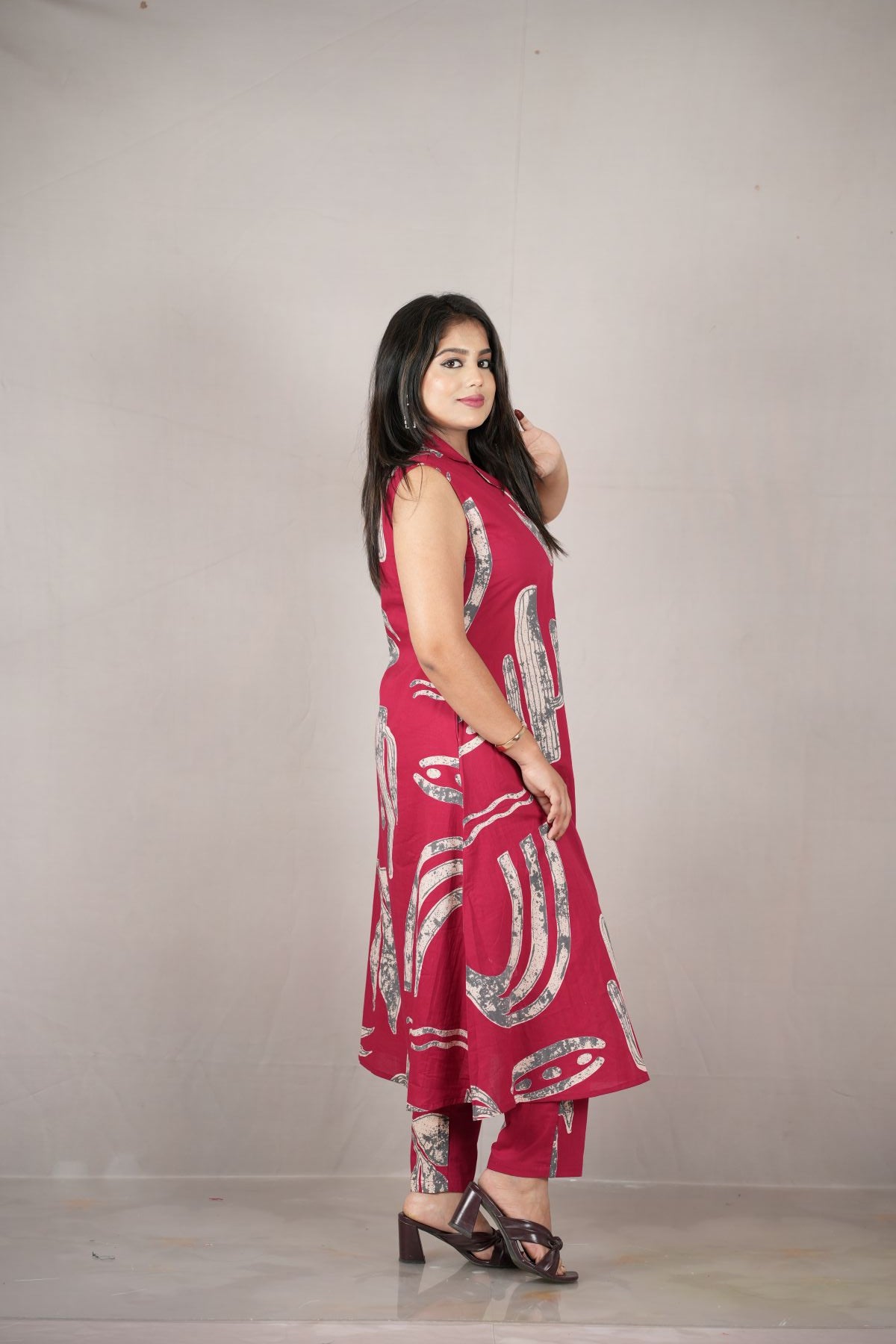 Crimson Desert Print Sleeveless Kurti Set