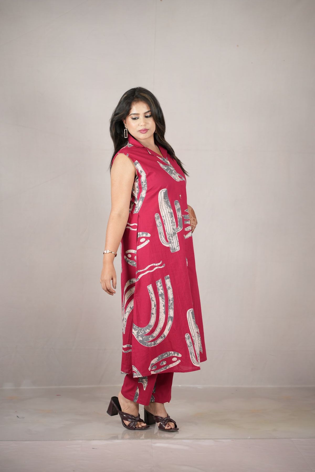 Crimson Desert Print Sleeveless Kurti Set