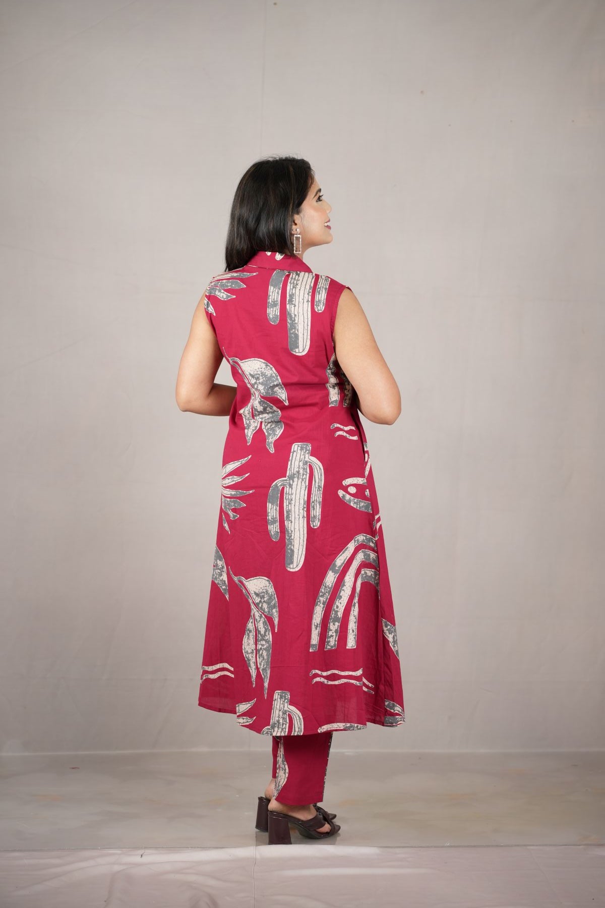 Crimson Desert Print Sleeveless Kurti Set